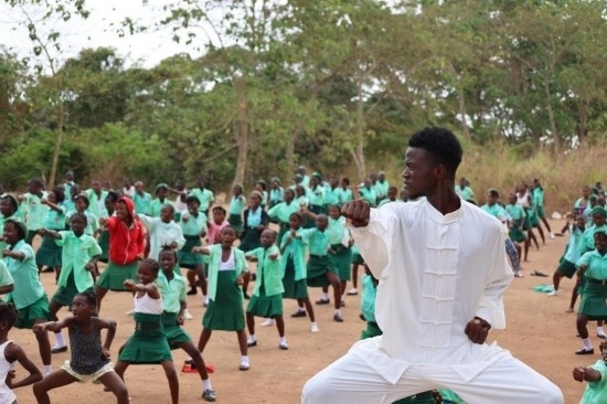 2月20日，在塞拉利昂首都弗里敦，當(dāng)?shù)貙W(xué)生在上武術(shù)課。