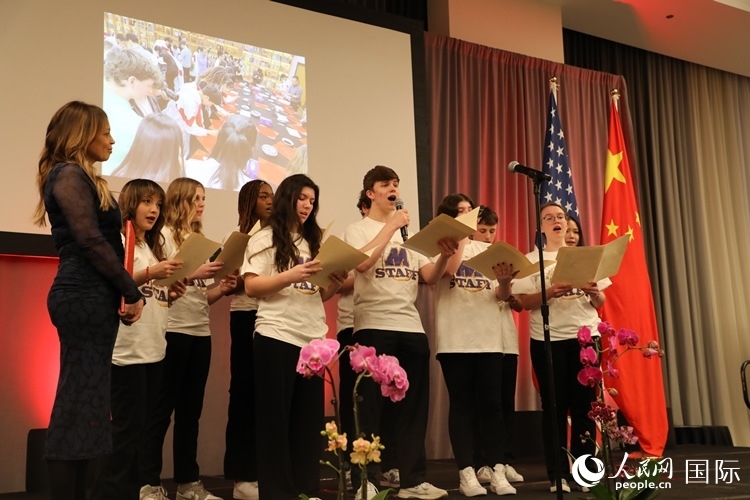 馬斯卡廷中學(xué)的學(xué)生們還深情演唱了表現(xiàn)中美兩國人民友誼的歌曲《情緣留住永恒的記憶》。 人民網(wǎng)記者 李志偉攝