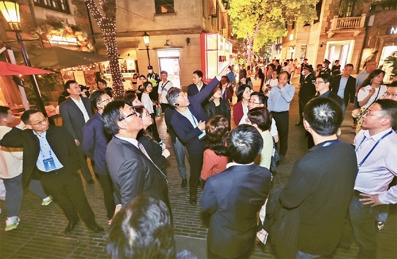 2023年4月18日，全國無黨派人士考察團來到位于上海市黃浦區(qū)的上海新天地開放式街區(qū)考察夜經(jīng)濟。 新華社記者 王翔/攝