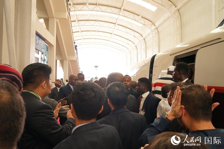 人們爭相前往紅線試乘。人民網(wǎng)記者 姜宣攝