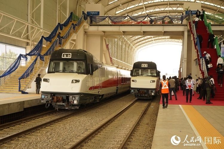 紅線車輛整裝待發(fā)。人民網(wǎng)記者 姜宣攝