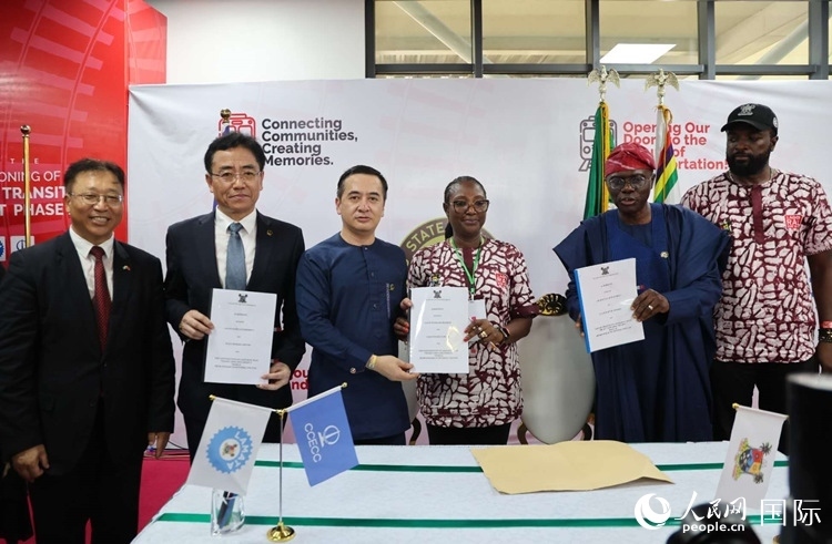 中國土木尼日利亞公司執(zhí)行董事張志臣（左三）與桑沃-奧盧（右二）分別代表雙方簽署了項目二期合同。閆玉娟攝