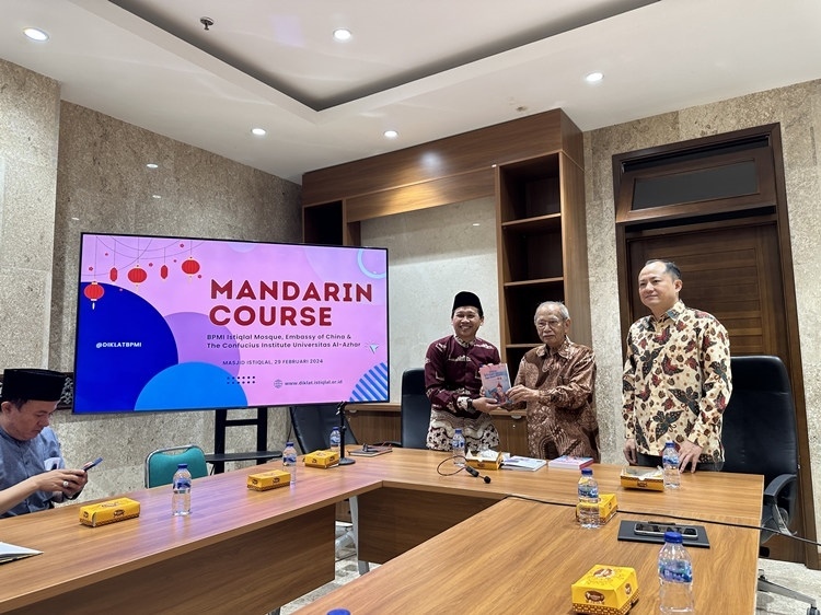 阿拉扎大學(xué)孔子學(xué)院向獨(dú)立清真寺贈(zèng)書(shū)。阿拉扎大學(xué)孔子學(xué)院供圖