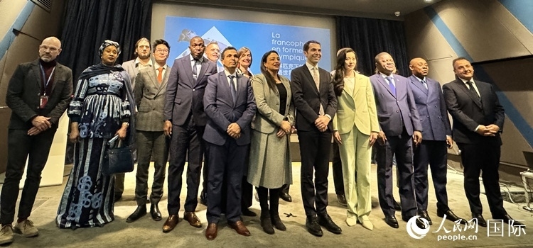 第28屆法語活動月新聞發(fā)布會出席嘉賓合影留念。人民網(wǎng) 謝瑩攝