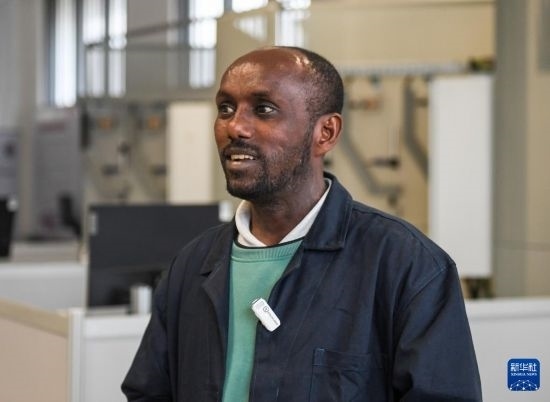 2月15日，在亞的斯亞貝巴的埃塞俄比亞聯(lián)邦職業(yè)技術培訓學院，魯班工坊當?shù)亟處熂s納斯·阿凱萊（中文名艾友涵）接受新華社采訪。