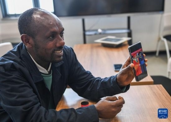 2月15日，在亞的斯亞貝巴的埃塞俄比亞聯(lián)邦職業(yè)技術培訓學院，魯班工坊當?shù)亟處熂s納斯·阿凱萊（中文名艾友涵）展示在中國學習時的照片。