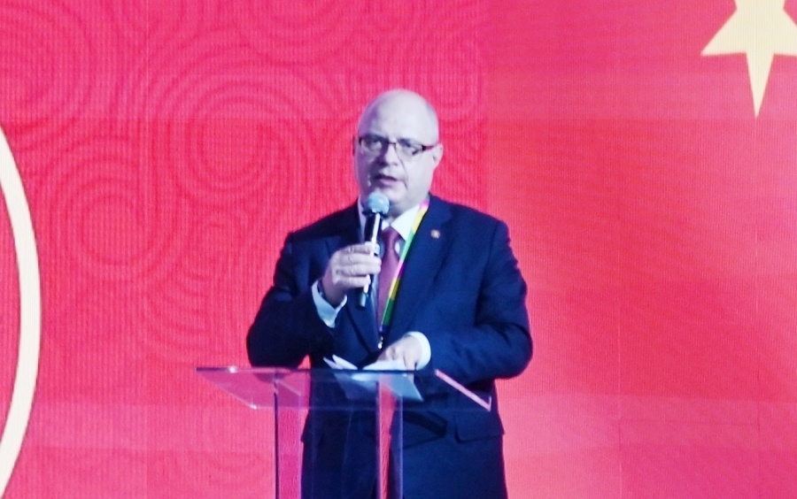 俄羅斯國家杜馬資產(chǎn)、土地和財產(chǎn)關(guān)系委員會主席兼俄中議員友好小組主席加夫里洛夫致辭。主辦方供圖 