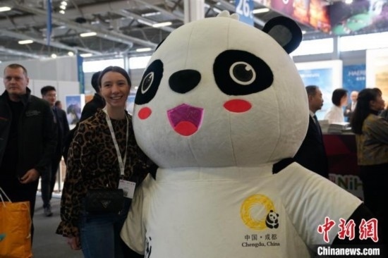 3月5日，2024年柏林國際旅游交易會(ITB)在柏林會展中心拉開帷幕。以“你好！中國”為主題的中國展區(qū)當(dāng)日亮相展會。圖為觀眾與大熊貓人偶合影。中新社記者 馬秀秀 攝