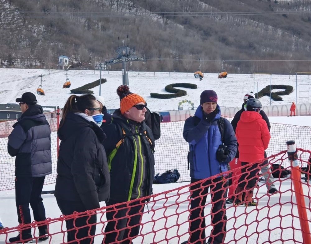 ?皮埃爾·杜邦（左三）在比賽現(xiàn)場。新華社記者 王沁鷗 攝