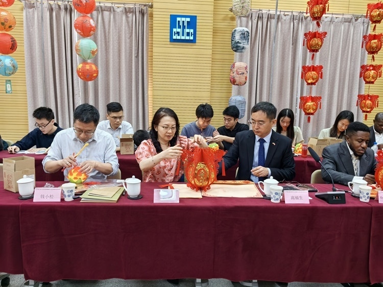 燈籠文化交流活動(dòng)現(xiàn)場(chǎng)。中建國際中西非公司供圖