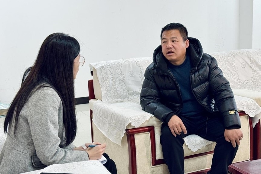 人民網(wǎng)記者采訪(fǎng)“在水一方”小區(qū)住戶(hù)。人民網(wǎng) 高清揚(yáng)攝