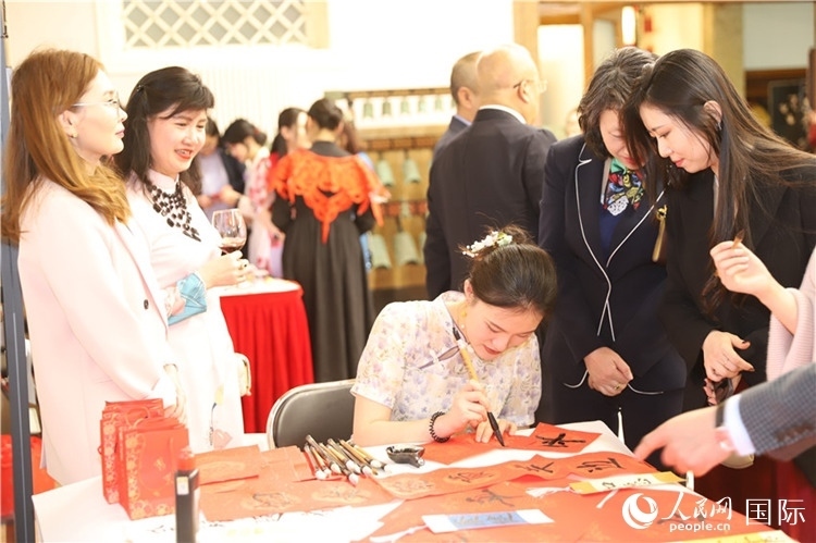 現(xiàn)場書法體驗(yàn)。人民網(wǎng)記者 霍文攝