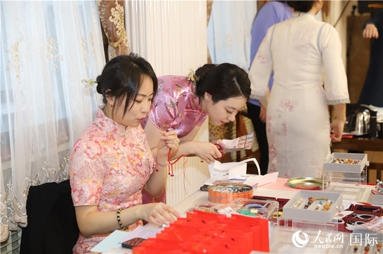 孔院教師展示剪紙。人民網(wǎng)記者 霍文攝