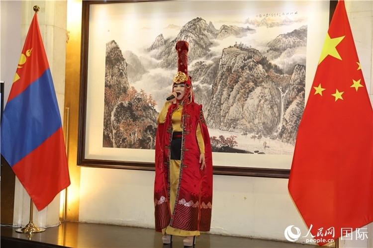 呼麥演唱。人民網(wǎng)記者 霍文攝