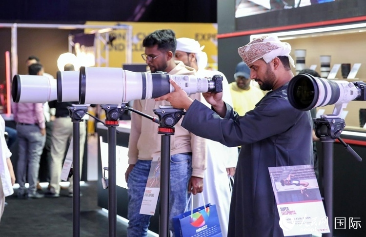 參觀者在體驗(yàn)攝影設(shè)備。人民網(wǎng)塔里克·易卜拉欣攝