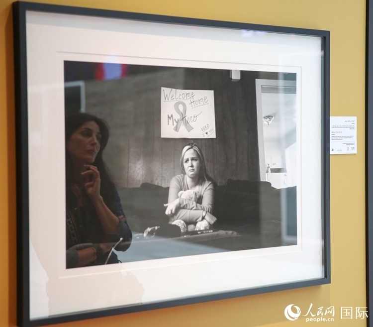 一名觀眾在觀賞攝影作品。人民網(wǎng)塔里克·易卜拉欣攝