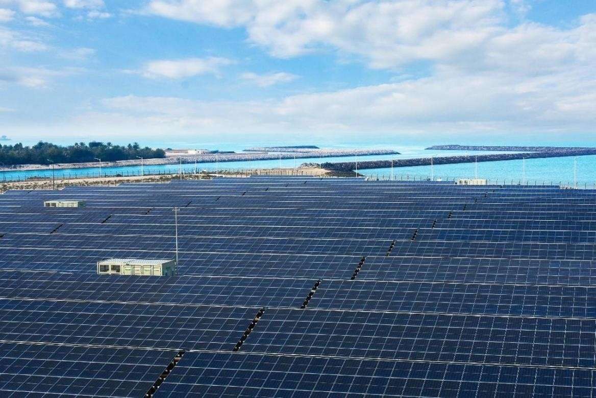 項目廣泛采用光伏補償發(fā)電系統(tǒng)，降低能源消耗。山東電建三公司供圖