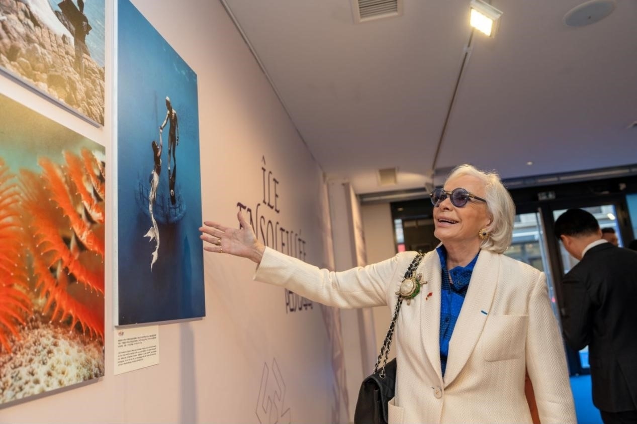 世界旅游組織特別顧問瑪麗-皮埃爾·布歇-奧利耶觀看活動(dòng)現(xiàn)場(chǎng)圖片展覽。活動(dòng)主辦方供圖