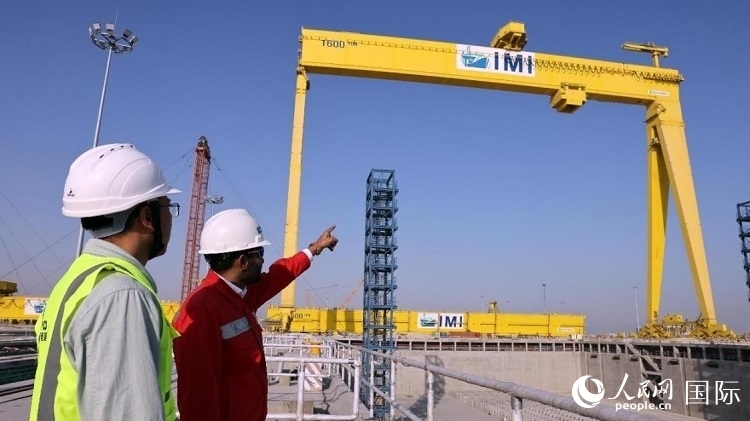 工作人員查看龍門吊情況。人民網(wǎng)記者管克江攝