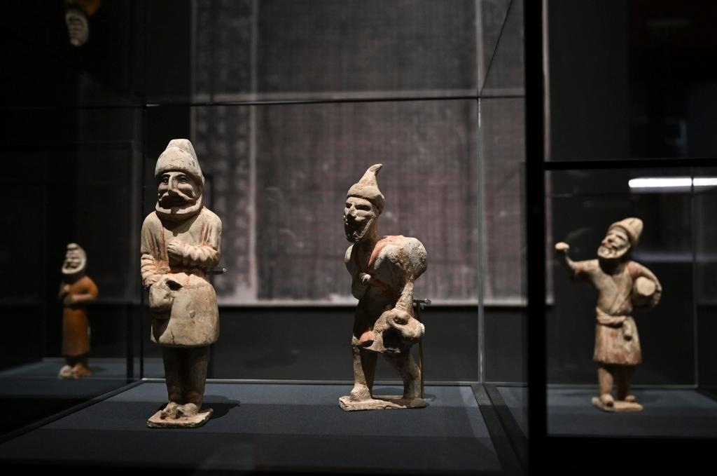 “歷史之遇——中國與西亞古代文明交流展”于1月12日至4月11日在故宮午門正殿展廳舉行。這是展出的陶彩繪人俑（1月10日攝）。新華社記者金良快攝