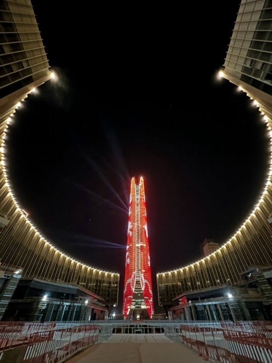  2024年2月9日，埃及開羅以東建設(shè)中的埃及新行政首都中央商務(wù)區(qū)項(xiàng)目上演燈光秀，迎接龍年春節(jié)。新華社發(fā)（黎炳宏攝）