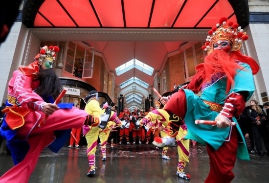  2024年2月10日，來自廣東普寧的英歌舞團(tuán)演員在英國(guó)倫敦伯靈頓拱廊街表演英歌舞。新華社記者 李穎 攝