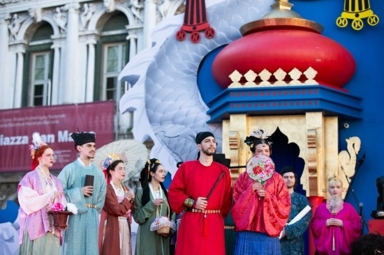  2024年2月13日，在意大利威尼斯，志愿者身著漢服進(jìn)行表演。新華社記者 李京 攝