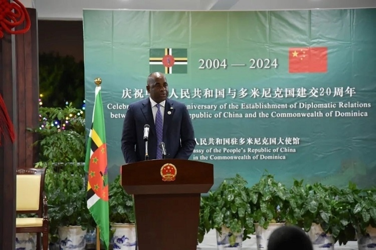 多米尼克總理斯凱里特在中多建交20周年招待會上致辭。中國駐多米尼克大使館供圖