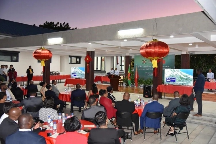 當(dāng)?shù)貢r間3月13日，慶祝中國與多米尼克建交20周年招待會在中國駐多大使館舉行。中國駐多米尼克大使館供圖