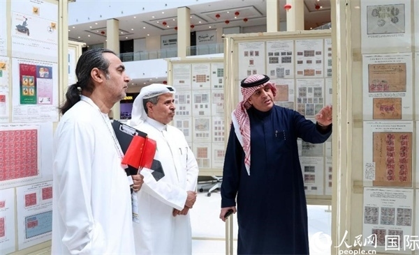 觀眾在欣賞集郵展作品。人民網(wǎng)記者 任皓宇攝