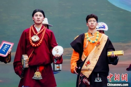 圖為身著民族服飾的演員們展示果洛特產(chǎn)。 果洛州文體旅游廣電局 供圖