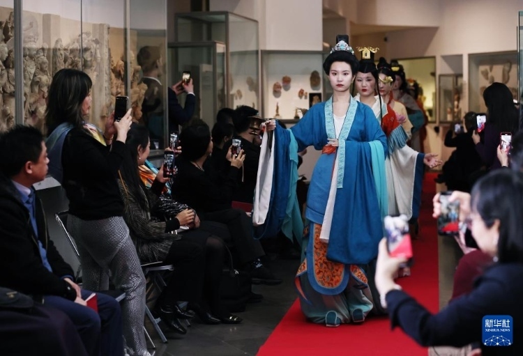 3月13日，在位于法國巴黎的吉美國立亞洲藝術博物館，模特展示敦煌復原服飾。新華社記者 高靜 攝