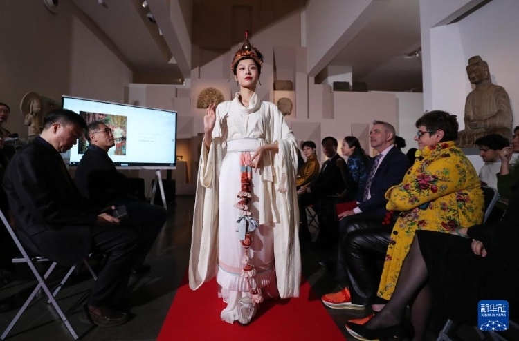 3月13日，在位于法國巴黎的吉美國立亞洲藝術博物館，模特展示敦煌復原服飾。新華社記者 高靜 攝