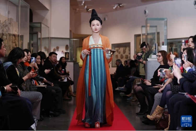 3月13日，在位于法國巴黎的吉美國立亞洲藝術博物館，模特展示敦煌復原服飾。新華社記者 高靜 攝