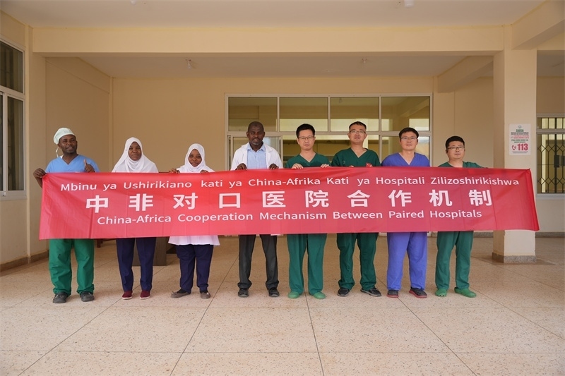 醫(yī)療隊(duì)隊(duì)隊(duì)員和基文吉區(qū)醫(yī)院院長(zhǎng)（左四）及醫(yī)護(hù)人員合影。中國援桑醫(yī)療隊(duì)供圖