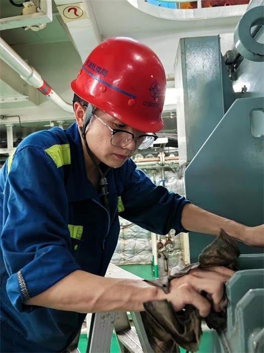 “天鯤號”工作人員正在對設(shè)備進(jìn)行清潔維護(hù)?！疤祧H號”供圖