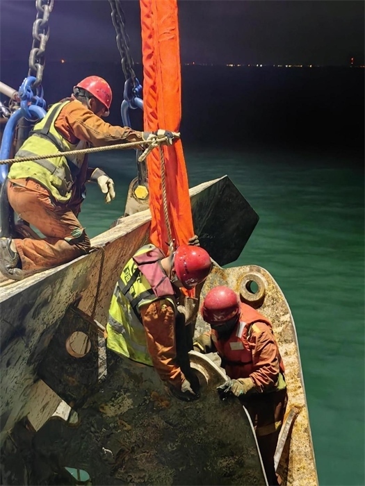 工作人員正在修理橫移錨纜。 “天鯤號”供圖