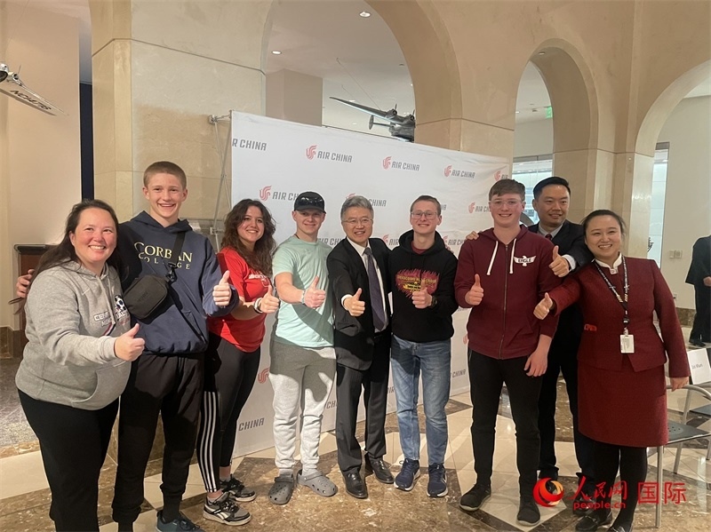 師生們出發(fā)前與國航工作人員合影留念。人民網(wǎng)記者 鄧圩攝