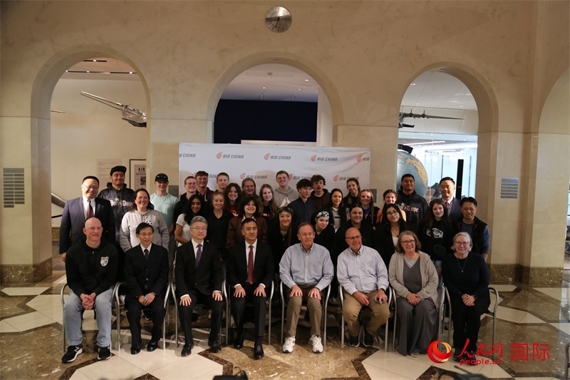 美國高中學(xué)生交流團(tuán)全體與前來送行的各方代表合影。人民網(wǎng)記者 鄧圩攝