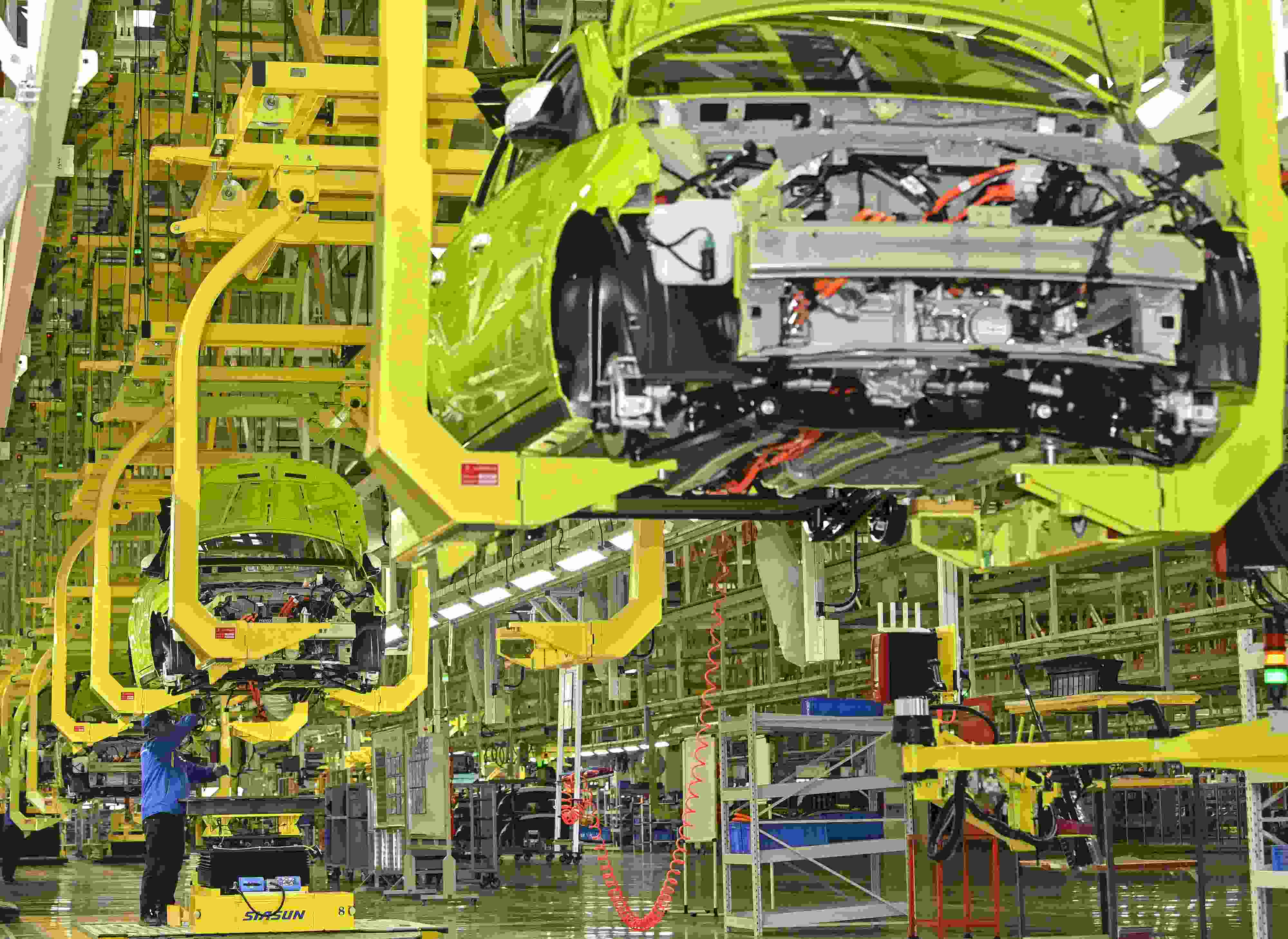 △ 2024年2月27日，一家新能源汽車公司的總裝車間生產線上，工人正在加緊生產趕訂單。