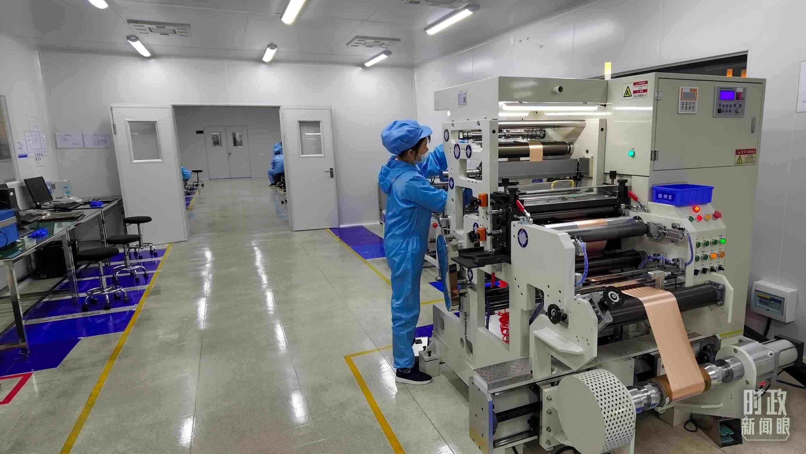 △企業(yè)員工將冷壓后的極片裁出規(guī)定尺寸，用于鋰電池制作。（總臺央視記者郭鴻拍攝）