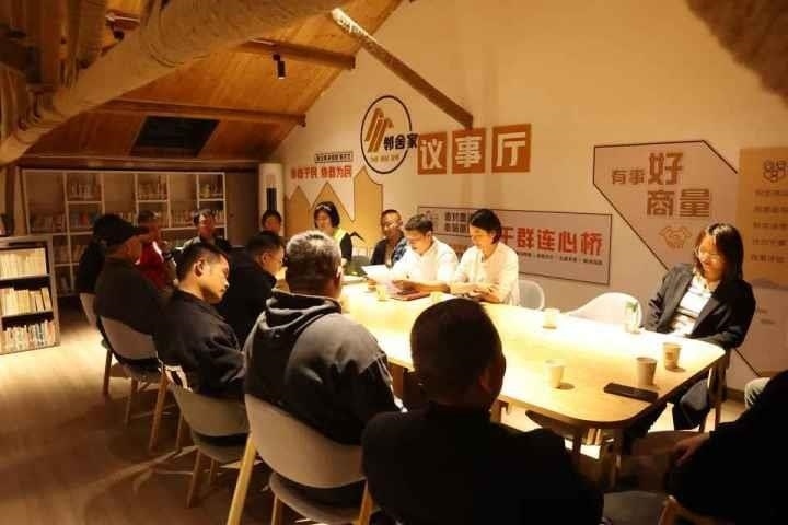 △浙江金華武義縣后陳村“鄰舍家”協(xié)商議事會討論舊村改造事宜。