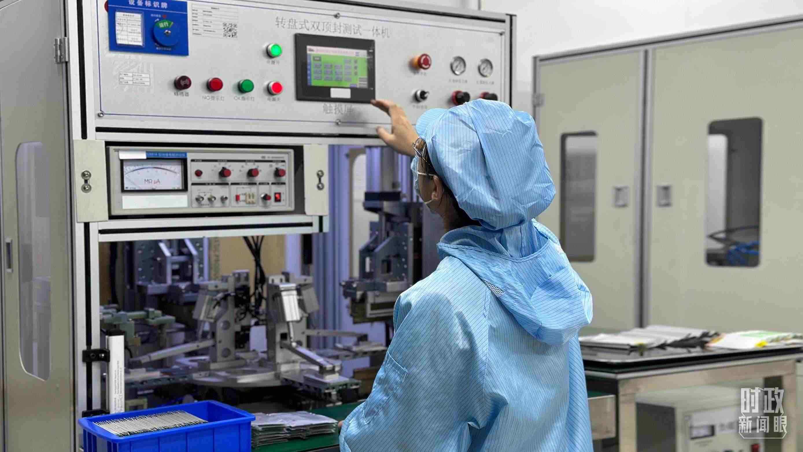 △企業(yè)電池技術中心內，員工正在進行電池封裝。（總臺央視記者盧心雨拍攝）