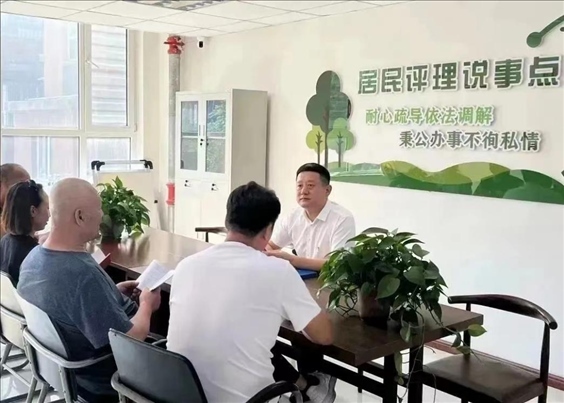 村（居）民評理說事點(diǎn)調(diào)解矛盾糾紛。遼寧省司法廳供圖