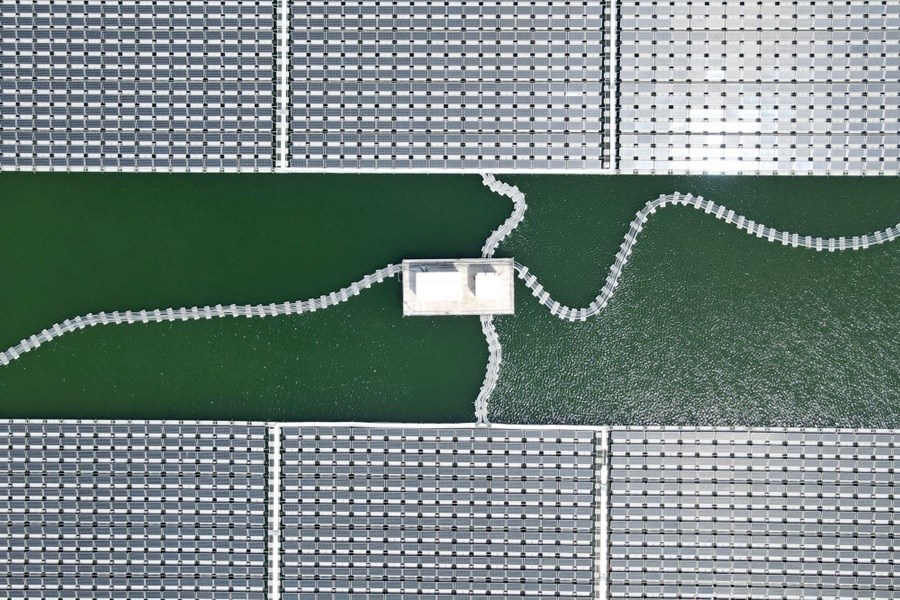 2022年8月25日拍攝的潁上縣毛圩水上光伏電站（無人機(jī)照片）。近年來，安徽省阜陽(yáng)市潁上縣古城鎮(zhèn)積極推進(jìn)采煤沉陷區(qū)治理工作，將昔日的采煤沉陷區(qū)建設(shè)成水上光伏電站，既減少占用土地面積，又能生產(chǎn)清潔能源。