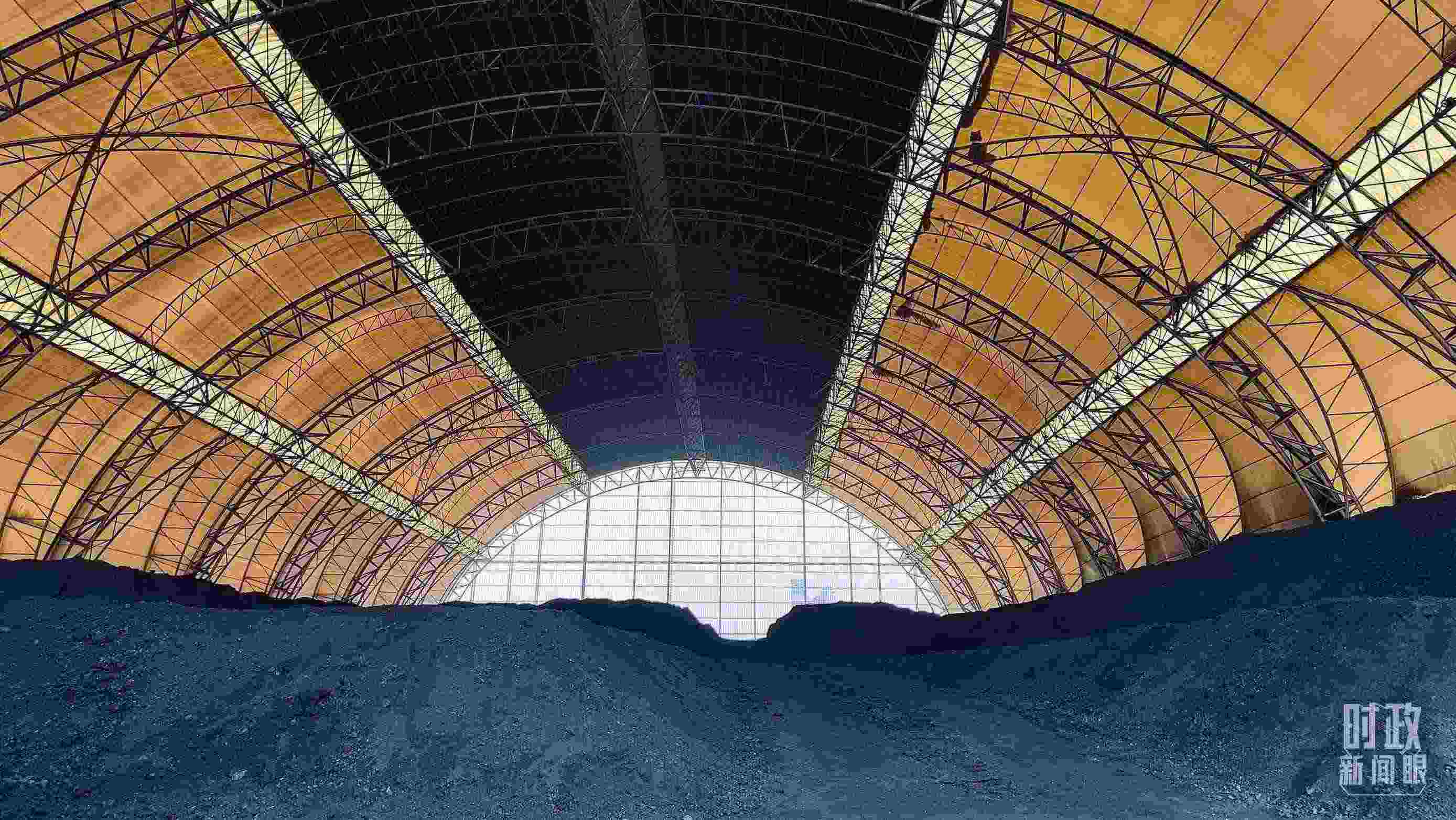 山西瑞光熱電有限責(zé)任公司儲(chǔ)煤場。2022年1月，習(xí)近平來到這里察看煤場儲(chǔ)煤情況。（總臺(tái)央視記者楊立峰拍攝）