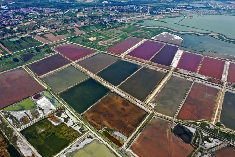 這是2023年7月11日拍攝的山西運(yùn)城鹽湖一角（無人機(jī)照片）。按照“生態(tài)優(yōu)先、保護(hù)為主、適度開發(fā)”的原則，2020年9月，運(yùn)城市全面停止鹽湖范圍內(nèi)的工業(yè)生產(chǎn)活動(dòng)。近年來，千年鹽湖正在向生態(tài)保護(hù)、風(fēng)貌重塑、產(chǎn)業(yè)轉(zhuǎn)型、全域旅游的“綠色發(fā)展”轉(zhuǎn)變。