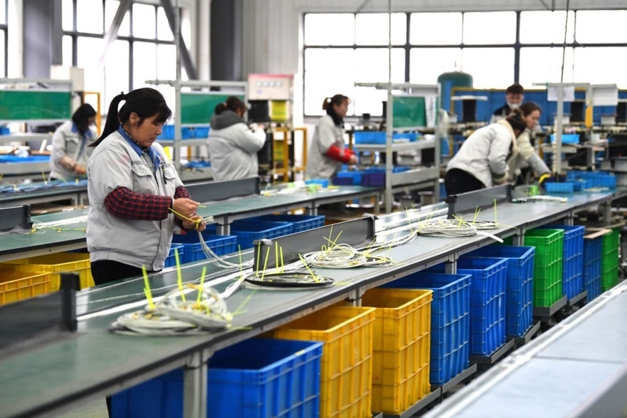 2022年2月16日，工作人員在安徽省滁州市汊河軌道交通裝備產(chǎn)業(yè)園的一家軌道交通裝備企業(yè)生產(chǎn)線上忙碌。安徽省滁州市來安縣汊河鎮(zhèn)地處皖蘇交界，緊鄰南京市江北新區(qū)。近年來，來安縣成為承接南京產(chǎn)業(yè)轉(zhuǎn)移的前沿陣地，汊河這個(gè)曾經(jīng)的傳統(tǒng)農(nóng)業(yè)小鎮(zhèn)緊抓機(jī)遇，開始深度融入長(zhǎng)三角，參與產(chǎn)業(yè)協(xié)作分工。產(chǎn)業(yè)園吸引了越來越多長(zhǎng)三角地區(qū)軌道交通企業(yè)入駐，形成了鐵路客車、城際軌道零部件研發(fā)、生產(chǎn)、銷售的產(chǎn)業(yè)集群。