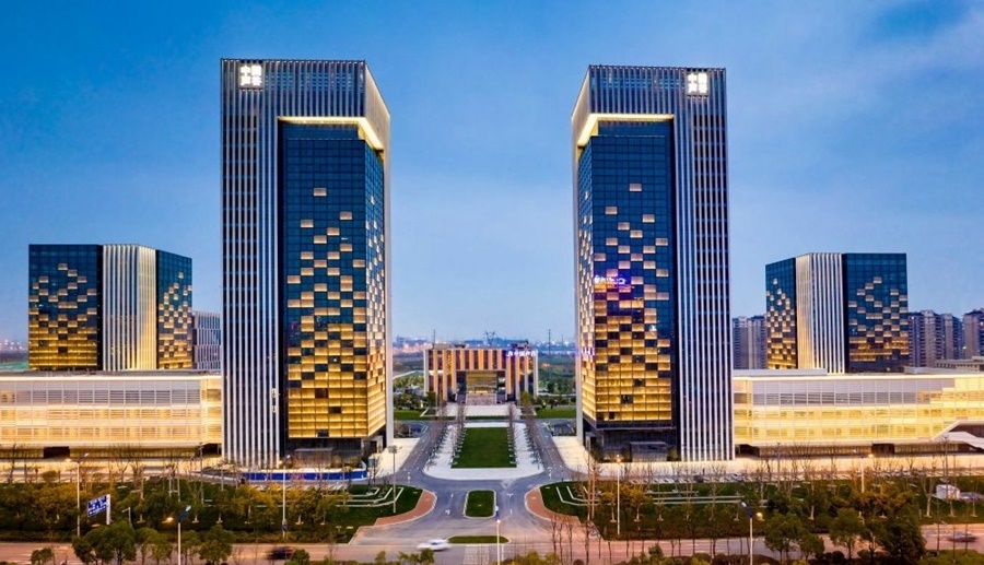 這是2019年3月13日拍攝的位于安徽合肥的中國(guó)聲谷產(chǎn)業(yè)園（無人機(jī)照片）。截至2024年，中國(guó)聲谷入駐企業(yè)超過2000戶，年產(chǎn)值超過2000億元，形成以智能語(yǔ)音及人工智能產(chǎn)業(yè)為核心的新一代信息技術(shù)產(chǎn)業(yè)集群。