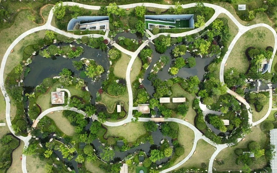 這是2023年6月15日拍攝的以“地上花園+地下治污”設(shè)計(jì)理念建設(shè)的九江市雙溪公園（無人機(jī)照片）。近年來，江西省九江市啟動(dòng)中心城區(qū)水環(huán)境綜合整治工程，通過地下污水治理、岸線生態(tài)修復(fù)、興建“公園式”污水處理廠、城市智慧管網(wǎng)管控等措施，改善水環(huán)境，城市面貌煥然一新。